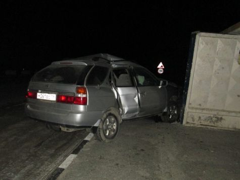 Врезался в автобусную остановку